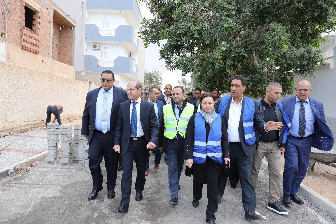 Monsieur Salah Zouari Ministre de l’Équipement et de l’Habitat inspecte l’avancement des travaux de réhabilitation des quartiers dans le gouvernorat de Kebili